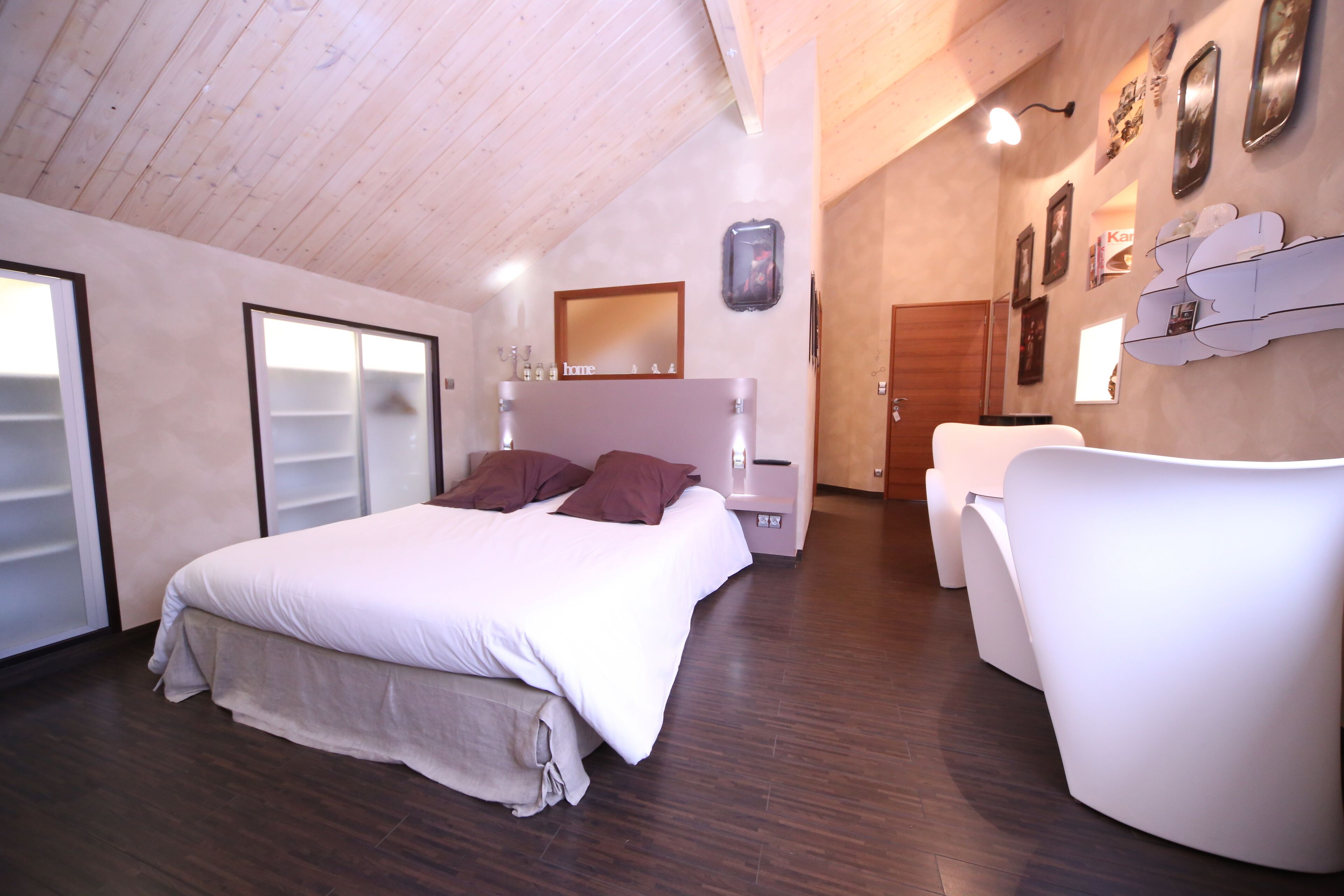 Design holiday home for 8, private indoor heated pool, on 25 ar