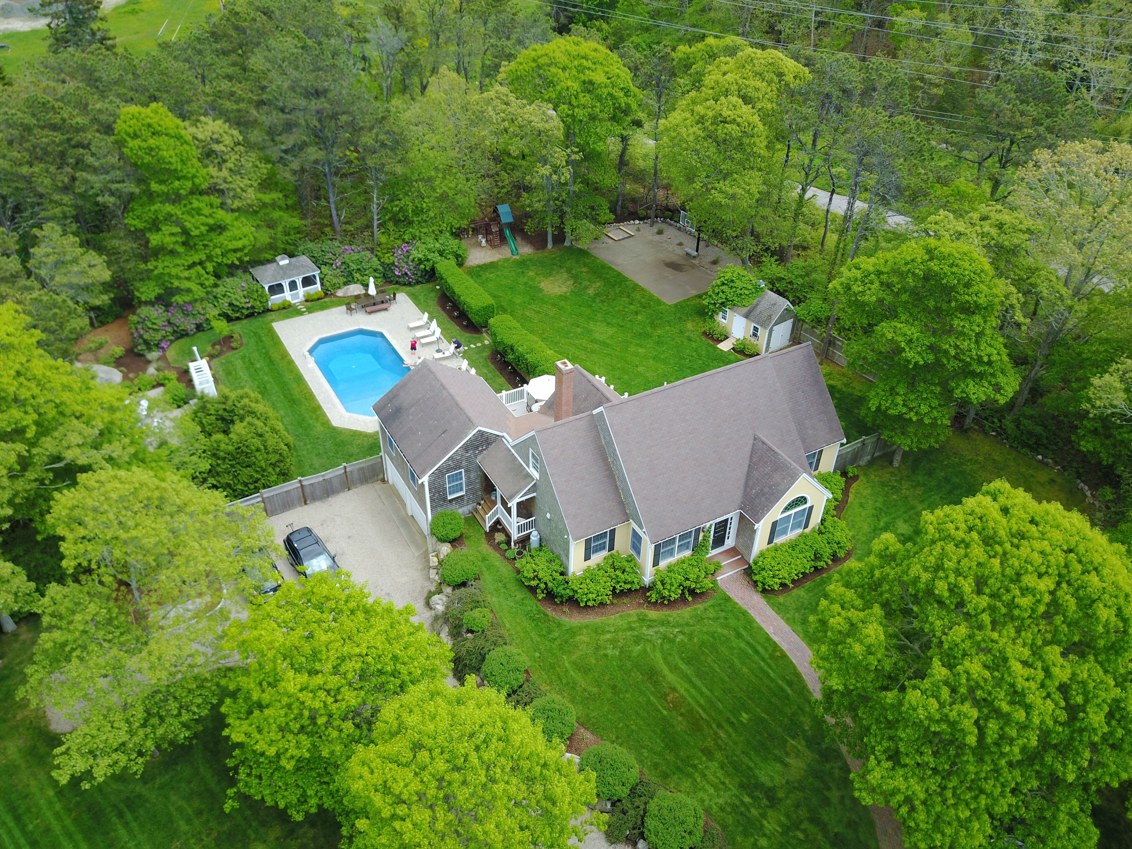 Spectacular Coastal Living w salt water pool, close to beach & air conditioned 