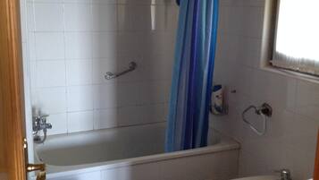Combined shower/bathtub, bidet, towels