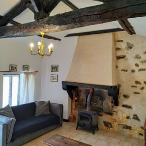 TV, fireplace, DVD player, table football - The Courtyard Cottage Gite  25kms Parc Puy du Fou (Monsireigne)