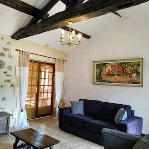 TV, fireplace, DVD player, table football - The Courtyard Cottage Gite  25kms Parc Puy du Fou (Monsireigne)