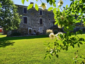 Exterior - The Courtyard Cottage Gite  25kms Parc Puy du Fou (Monsireigne)