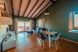 Fernseher, DVD-Player, Bücher, Videothek