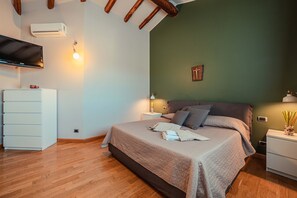 2 Schlafzimmer, Zimmersafe, Schreibtisch, schallisolierte Zimmer