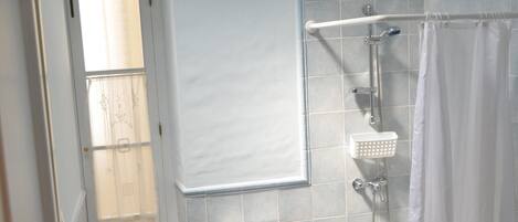 Un baño con inodoro blanco, lavamanos, bañera y ducha.