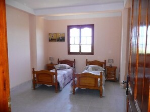 3 chambres, fer et planche à repasser, Wi-Fi, draps fournis