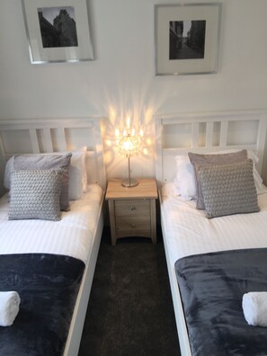 3 bedrooms, desk, iron/ironing board, free WiFi