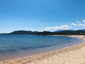 Ranta lähistöllä, aurinkotuoleja, rantapyyhkeitä