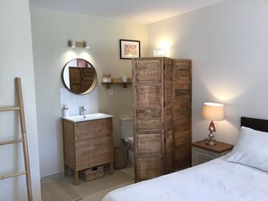 4 bedrooms, iron/ironing board, travel crib, free WiFi