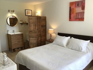 4 makuuhuonetta, silitysrauta/-lauta, vauvan matkasänky, ilmainen Wi-Fi