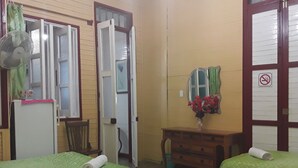 Phòng Suite phong cách cổ điển, nhiều giường, phù hợp cho người khuyết tật, không hút thuốc | Minibar, màn/rèm cản sáng, phòng cách âm, bàn ủi/dụng cụ ủi quần áo 