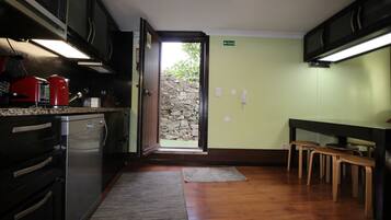 Frigorífico, microondas, horno y placa de cocina