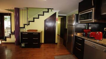 Jääkaappi, mikroaaltouuni, uuni, liesi