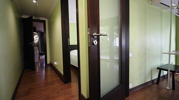 3 slaapkamers, een strijkplank/strijkijzer, gratis wifi, beddengoed