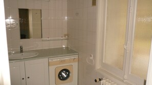 Badekar, hårføner, bidé og håndklær