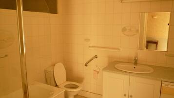 Baignoire, sĂšche-cheveux, bidet, serviettes fournies