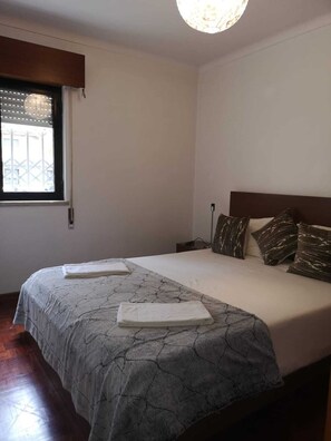 3 makuuhuonetta, silitysrauta/-lauta, Wi-Fi, vuodevaatteet