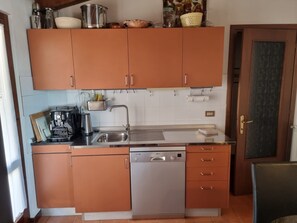 Frigorifero, forno, piano cottura, lavastoviglie