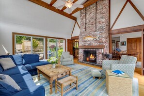 Smart TV, chimenea, reproductor de DVD, mesa de ping pong