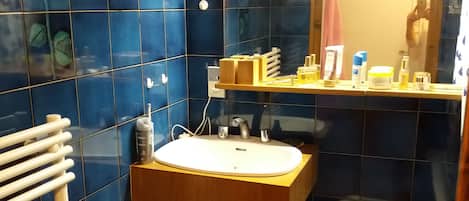 Ensemble baignoire-douche, séchoir à cheveux, bidet, papier de toilette