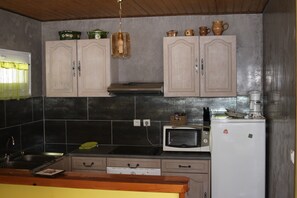Fridge, microwave, oven, stovetop - Studio in a quiet property, in the heart of the Vosges natural park (Ban-De-Laveline)