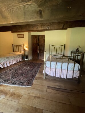 3 bedrooms, desk, iron/ironing board, free WiFi