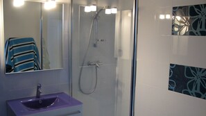 Suihku, hiustenkuivaaja, pyyhkeet, vessapaperi
