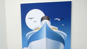 Ein Gemälde, das ein Boot auf dem Wasser mit Mond und Vögeln am Himmel zeigt, an einer weißen Wand über einem Holzstuhl befestigt.