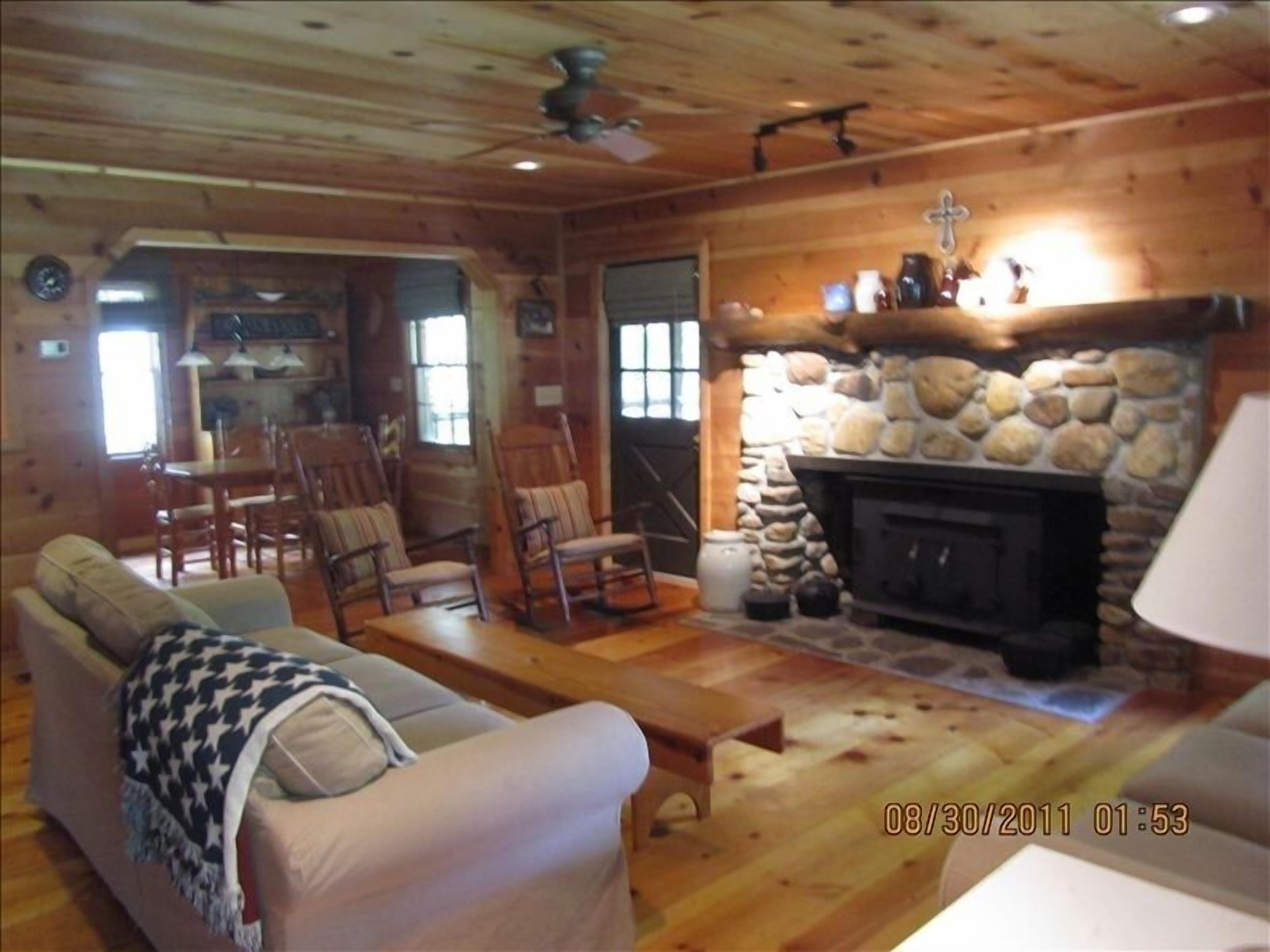 Mountain cabin on beautiful trout stream near Soque River