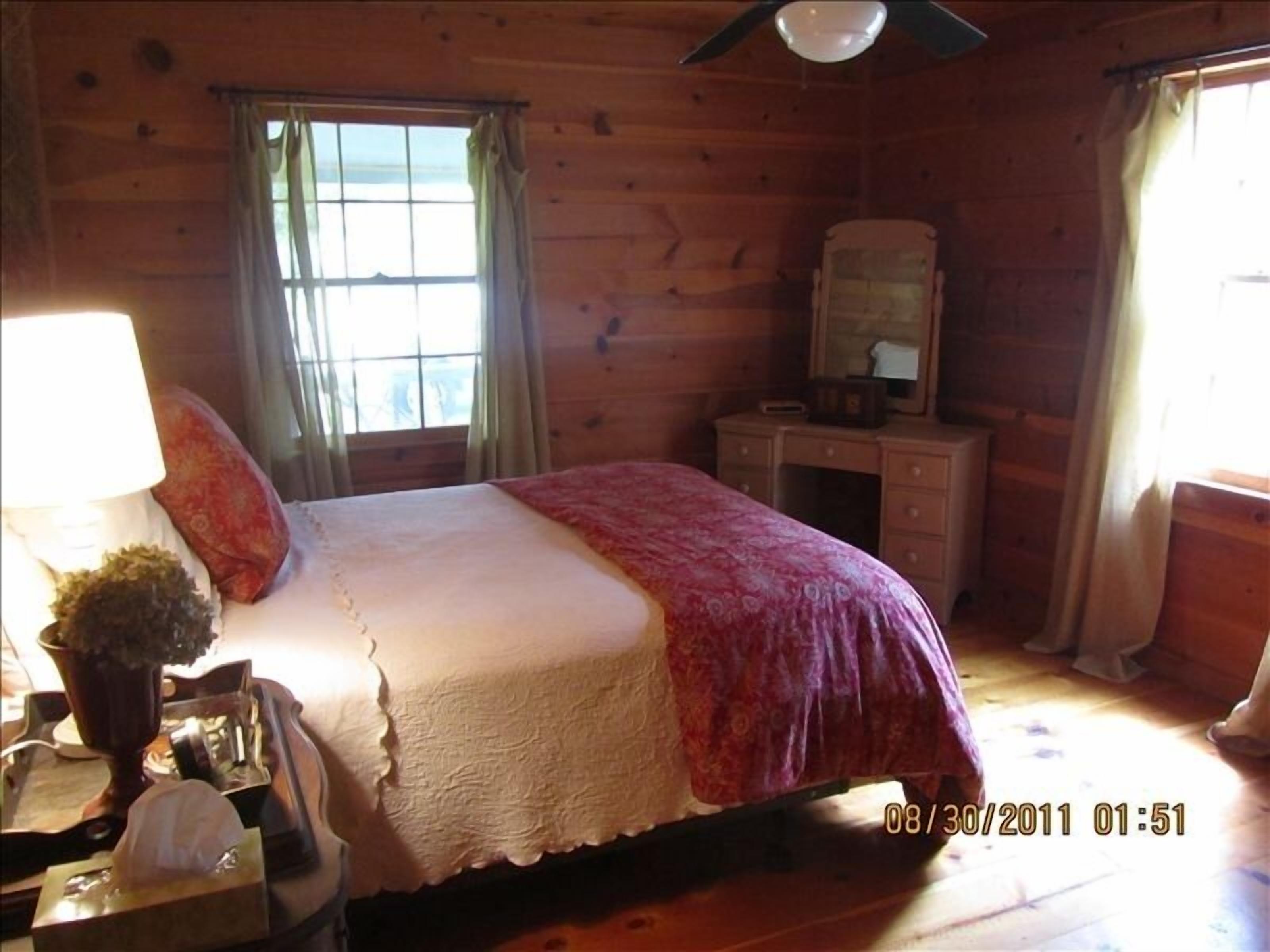 Mountain cabin on beautiful trout stream near Soque River