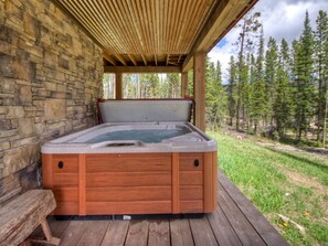 Outdoor spa tub - Big Sky Vacation Rentals: PR Manitou 3 (Big Sky)