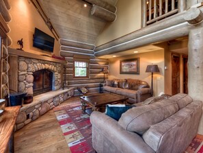 Fernseher, Kamin, Videospiele, Tischfußball