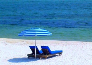 Ubicación a pie de playa, tumbonas y toallas de playa