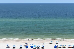 Plage, chaises longues, serviettes de plage