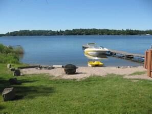 Plage, chaises longues, serviettes de plage