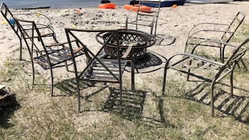 En la playa, camastros y toallas de playa