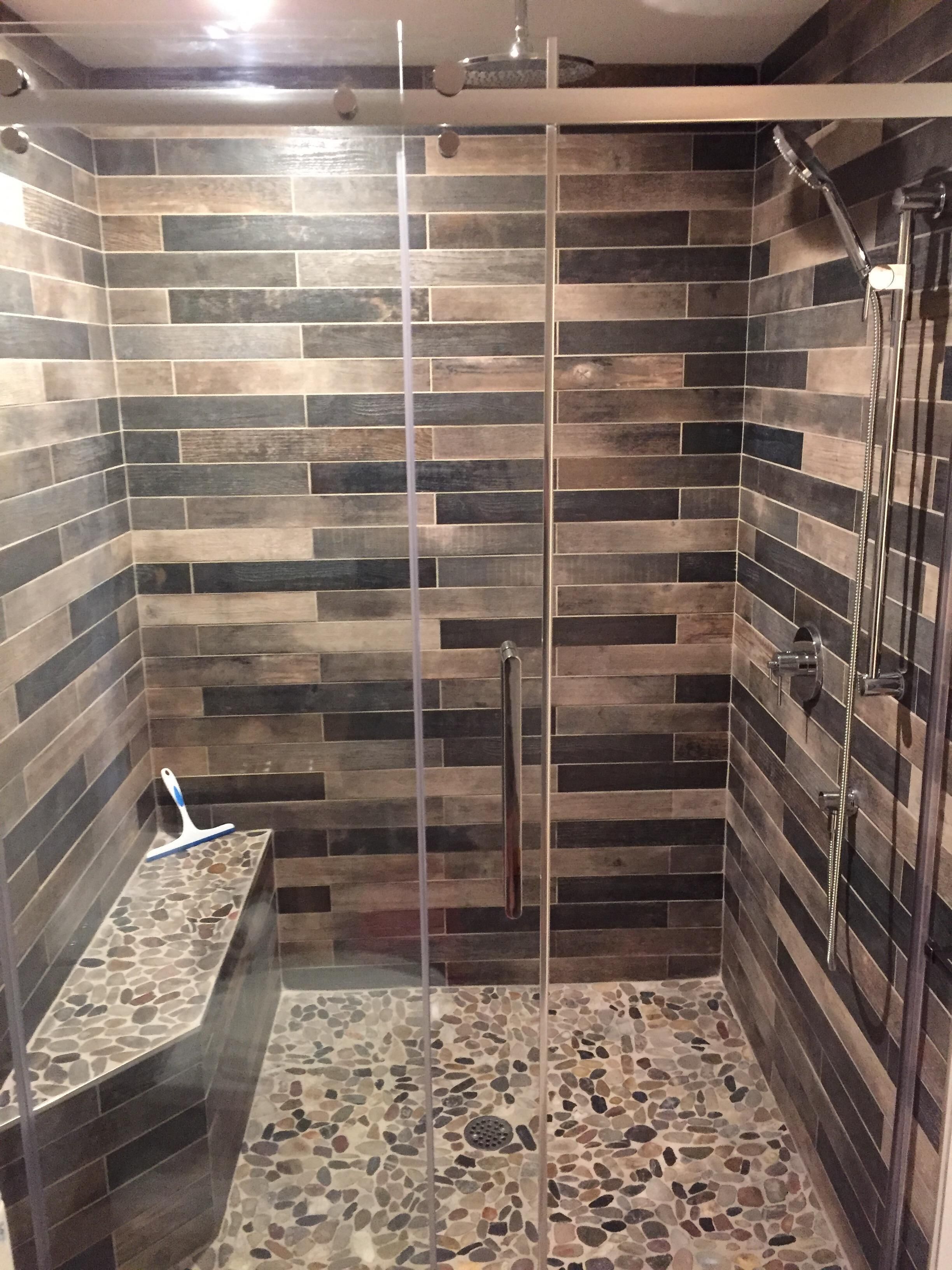 Ensemble douche/baignoire, serviettes fournies, savon, papier toilette
