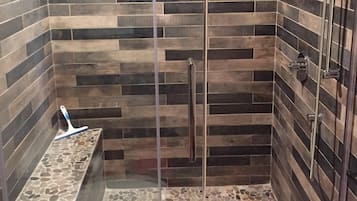 Combined shower/tub, towels, soap, toilet paper
