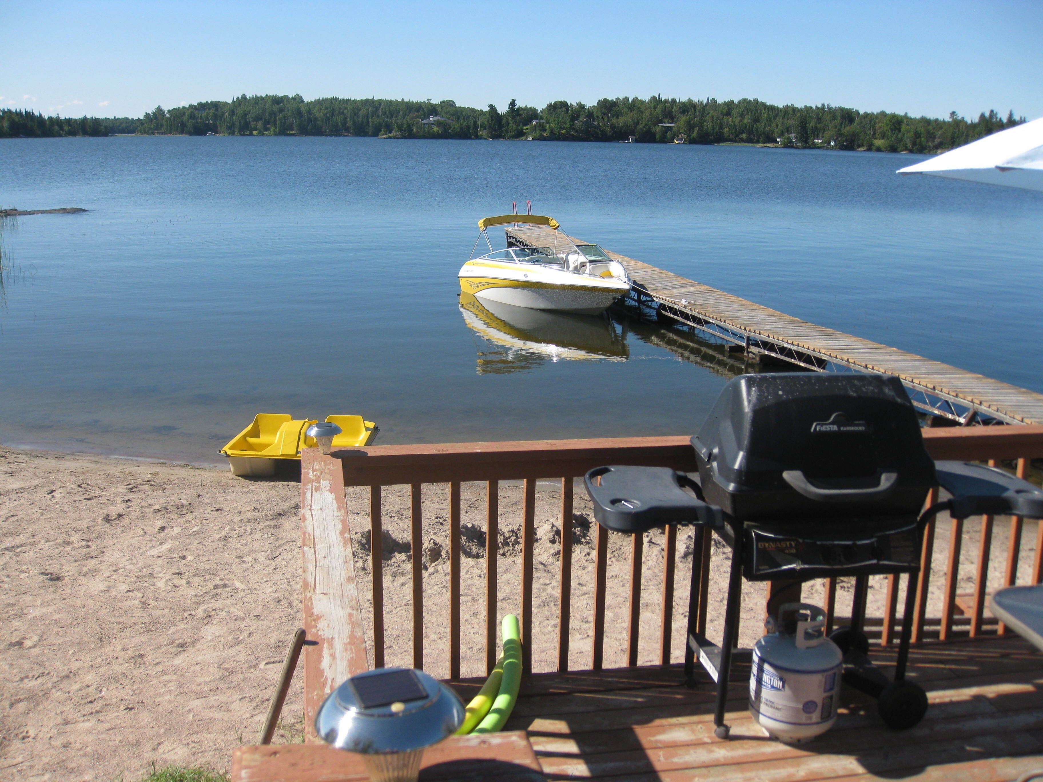 På stranden, solsenger og strandhåndklær