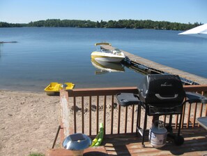 在海滩、沙滩椅、沙滩毛巾