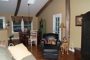 Smart TV, fireplace, books, stereo