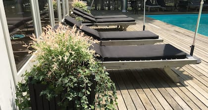 Kaunis East Hamptonin nykyaikainen koti, jossa on ylelliset lakanat ja pyyhkeet