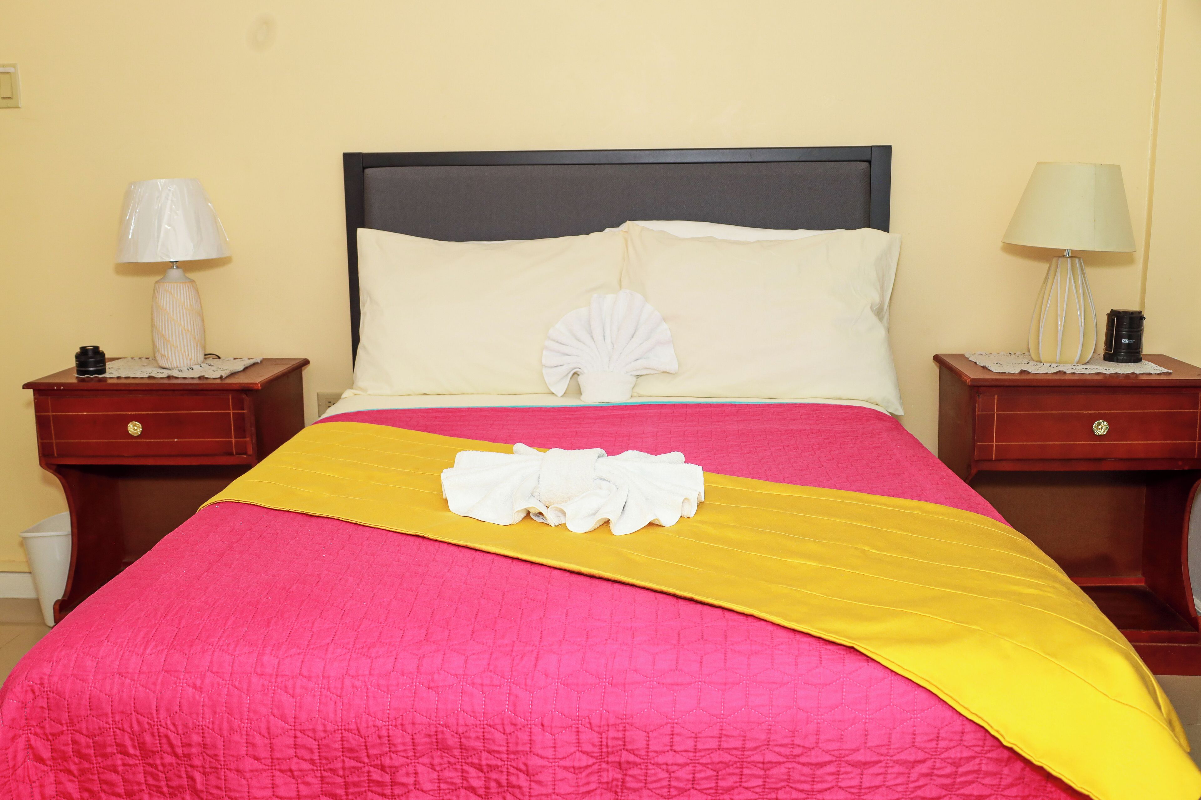 2 bedrooms, in-room safe, desk, iron/ironing board