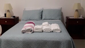 2 slaapkamers, een kluis op de kamer, een bureau