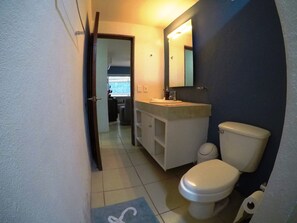 Dusche, Haartrockner, Handtücher, Seife