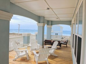 Terrace/patio - Beach Castle: Perfect for Families, 2 comm pools, across from beach! Sleeps 22 (Gulf Shores)