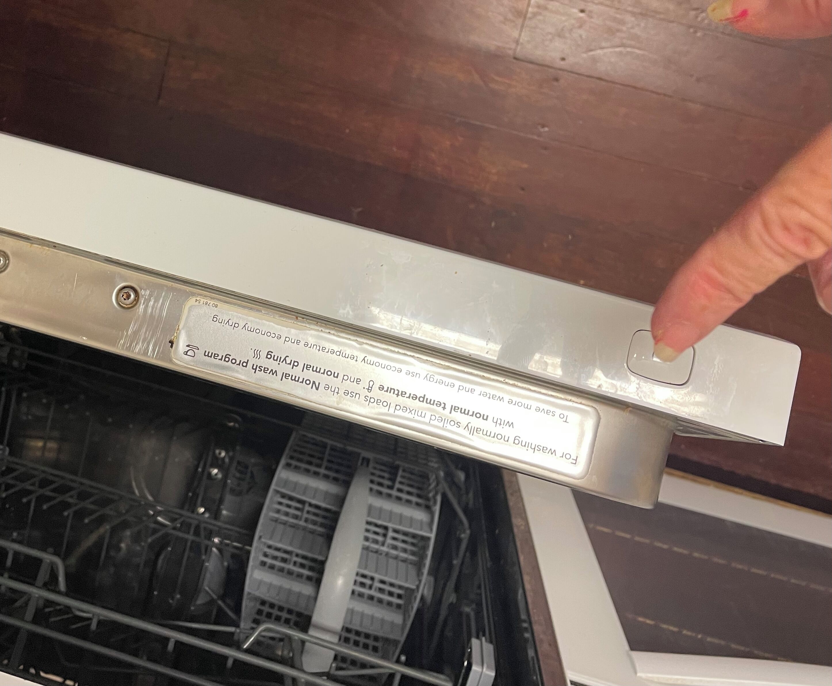Une porte de lave-vaisselle portant une étiquette indiquant qu’elle est certifiée ENERGY STAR.