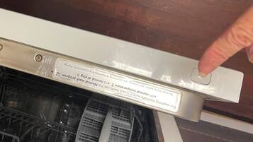 Une porte de lave-vaisselle portant une étiquette indiquant qu’elle est certifiée ENERGY STAR.