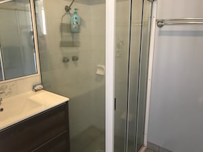 Bañera, secador de pelo, toallas, jabón