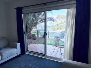 Una habitación con puerta corrediza de vidrio que da a un patio al aire libre.